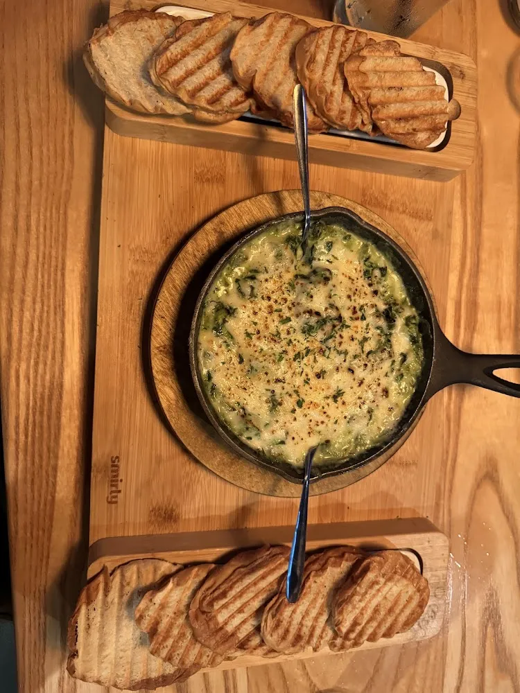 Skillet Spinach & Artichoke Dip